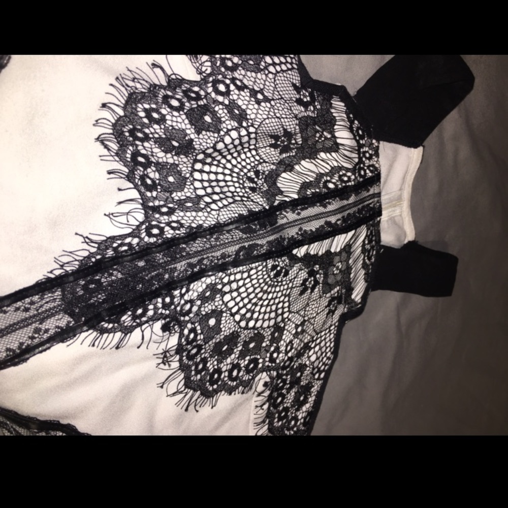 Stunning black and white Lacey crop top!!